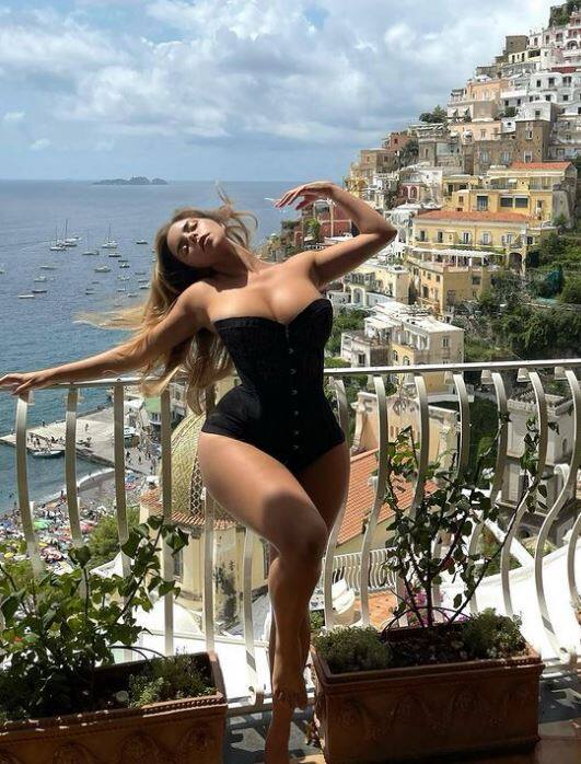 ડેમી રોઝ નામની આ વિદેશી મોડલ તેના કર્વી ફિગર માટે ફેમસ છે.