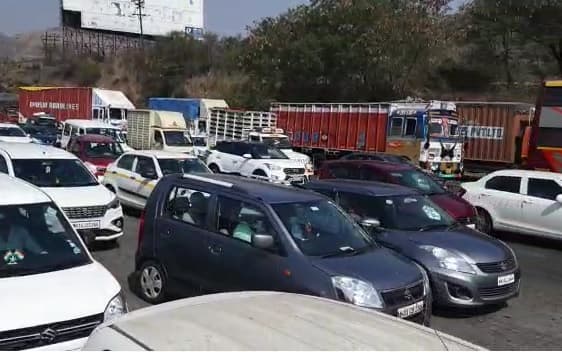 मुंबईहून पुण्याच्या दिशेने जाणाऱ्या लेनवर वाहनांच्या रांगा