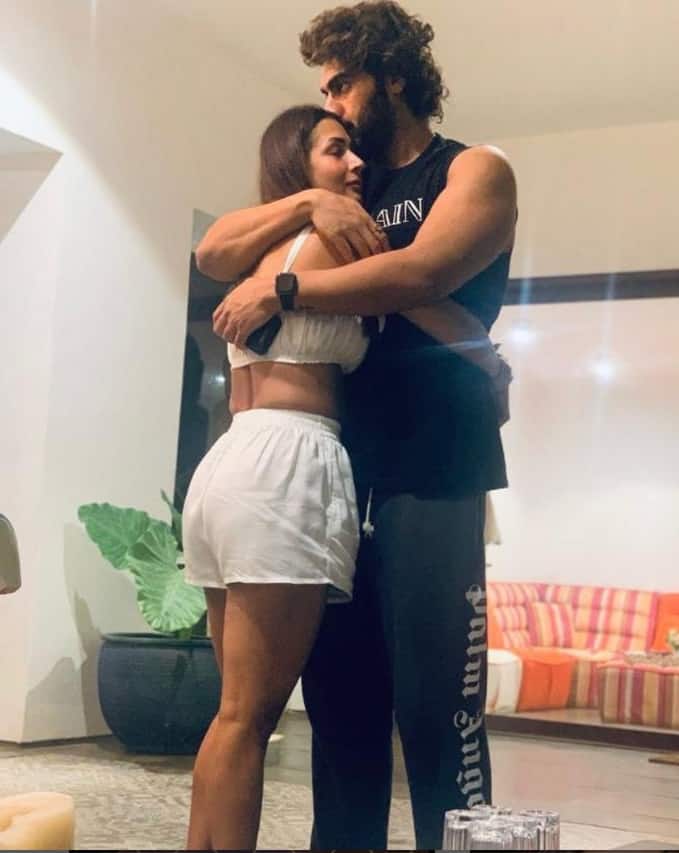 મલાઇકાએ વેલેન્ટાઇન પર અર્જૂન કપૂરને હગ કરતી તસવીર શેર કરી છે. જેને અર્જુન કપૂરે લાઇક કરી છે. મલાઇકાએ તસવીર શેર કરતાં માઇન લખ્યું છે અને સાથે હાર્ટ ઇમોજી મૂકી છે.