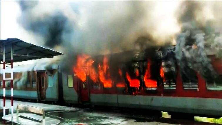 Fire Breaks out in an empty train at madhubani railway station in bihar Bihar Train Fire: দাউদাউ আগুনে পুড়ে ছাড়খার ট্রেনের কামরা, কালো ধোঁয়ায় ঢাকল এলাকা