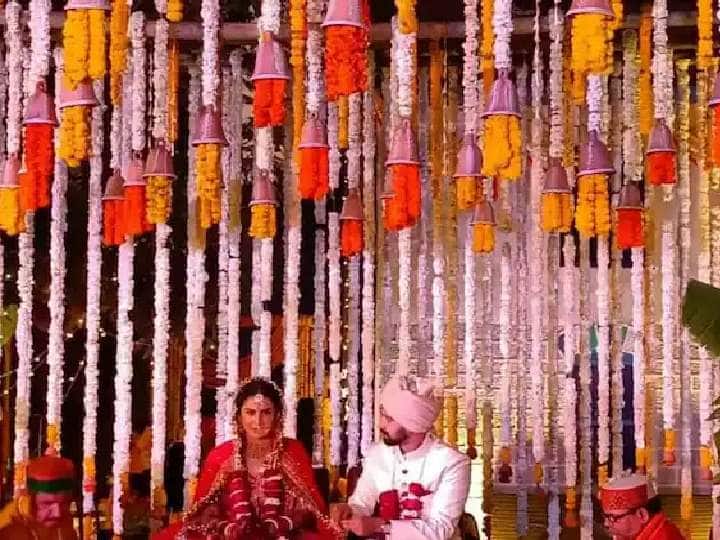 ‘मिर्झापूर’ फेम अभिनेता विक्रांत मेस्सीने गर्लफ्रेंड शीतल ठाकूरसोबत सात फेरे घेतले आहेत. अभिनेत्याच्या लग्नाचे फोटो आता सोशल मीडियावर व्हायरल होत आहेत.