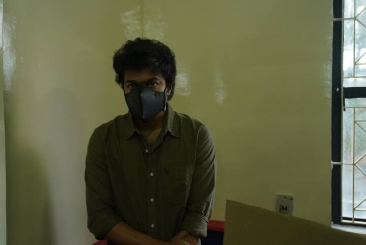 நகர்ப்புற உள்ளாட்சி தேர்தலில் வாக்களிக்க நடிகர் விஜய் நீலாங்கரையில் உள்ள வேல்ஸ் இன்டர்நேஷனல் பள்ளி 192 வது வார்டு வாக்குசாவடிக்கு வந்து தனது வாக்கை செலுத்தினார்.