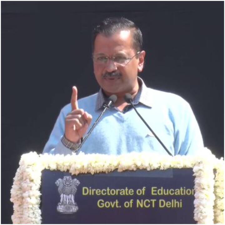 सीएम केजरीवाल ने कहा कि हम सिर्फ नारियल नहीं फोड़ते , उस काम को समय से पहले पूरा कर देते है. अगर हम 50  कमरों का औसत लेकर भी चले तो आज 250 स्कूल बनकर तैयार हो रहे है. आज हमारे स्कूलों में महंगे-महंगे स्मार्ट बोर्ड है. दिल्ली सरकार ने 7  सालो में 20 हजार क्लास रूम बनाये है और अगर हम सारे देश की राज्य सरकारों को भी मिला तो 7  साल में भी पूरे देश में इतने क्लासरूम नहीं बनाए.