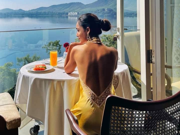 Tridha Choudhury Photos: साल 2020 में आई बॉबी देओल (Bobby Deol) की चर्चित वेब सीरीज आश्रम तो आपको याद ही होगी. यह सीरीज अपने कंटेट के अलावा स्टारकास्ट की परफॉर्मेंस को लेकर भी सुर्खियों में रही थी. इसमें अपने इंटीमेट सीन्स से चर्चा में आई एक्ट्रेस त्रिधा चौधरी ने भी हर किसी का ध्यान खींचा था. इस सीरीज की तरह असल जिंदगी में भी वह कितनी ग्लैमरस हैं, इसका अंदाजा आप इन तस्वीरों से लगा सकते हैं.