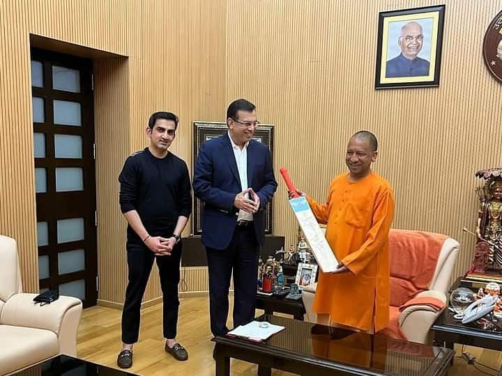Lucknow Super Giants Presents First Bat to CM Yogi Adityanath IPL 2022 IPL 2022: लखनऊ सुपर जायंट्स से Yogi Adityanath को मिला खास तोहफा, देखकर गदगद हो गए मुख्यमंत्री