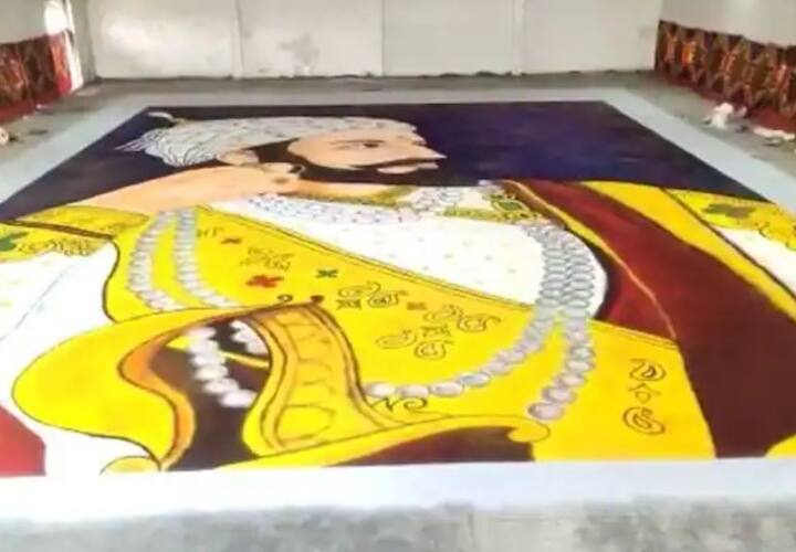 शहादा कृषी उत्पन्न बाजार समितीच्या आवारातील एका हॉलमध्ये जवळपास पाच हजार स्क्वेअर फूट जागेवर रांगोळीच्या सहाय्याने छत्रपती शिवाजी महाराजांचे चित्र रेखाटले आहे.