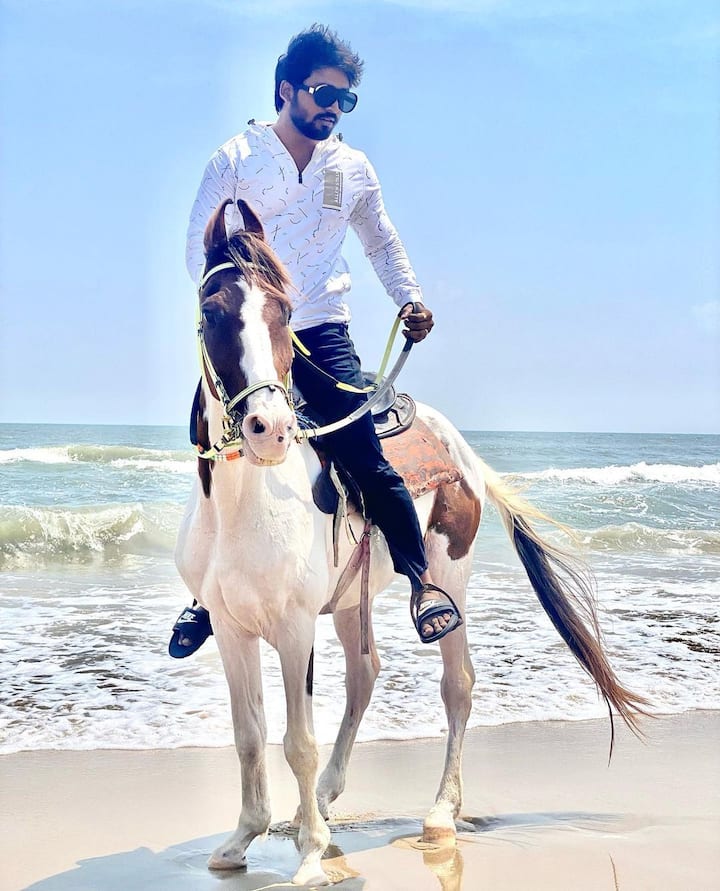 గుప్పెడంత మనసు సీరియల్ యూత్ ఆడియన్స్ కి బాగా కనెక్టైంది. కాలేజ్ బ్యాక్ డ్రాప్ లో సాగే ప్రేమకథ కావడంతో యువతని బాగా ఆకట్టుకుంటోంది. హీరో రిషి పాత్రలో కన్నడ కుర్రాడు ముఖేష్ గౌడ అదరగొడుతున్నాడు.