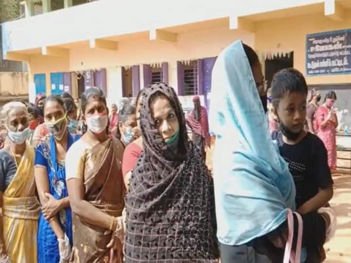 TN Urban Local Body Election 2022 Voting : BJP agents expel voters in Madurai for removing their hijab Urban Local Body Election : மதுரையில் வாக்காளரின் ஹிஜாப்பை அகற்றச்சொன்ன பாஜக முகவர் வெளியேற்றம்..