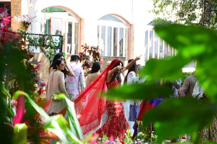 शादी के जोड़े में डांस करती शिबानी डांडेकर की यह तस्वीर सोशल मीडिया पर तेजी से वायरल हो रही है.