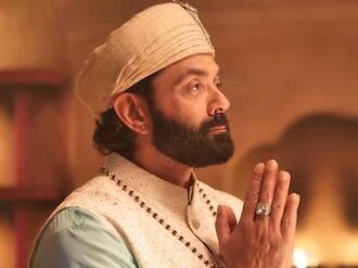 बॉबी देओल की सीरीज आश्रम जितना विवादों में रही उतनी ही हिट रही. बाबा बनकर बॉबी ने अपनी एक्टिंग से सभी को चौंकाया था. अब लोगों को इसके दूसरे सीज़न का इंतज़ार है.