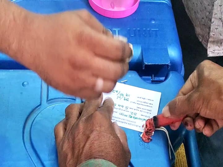 Mayiladuthurai Urban Local Body Election 2022 Tamilnadu Mayiladuthurai District Officials seal off the voting machine by stopping voting in half Urban Local Body Election Voting: மெஷினே தப்பு தப்பா இருக்கு.! வாக்கு எந்திரத்துக்கு சீல் வைத்த அதிகாரிகள்!