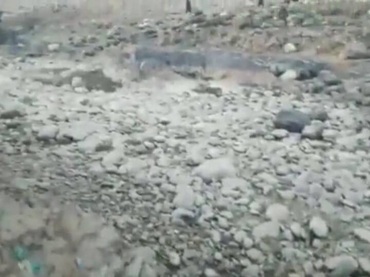 Massive sinkhole swallows up Brengi River in south Kashmir, experts says it's natural phenomenon Kashmir River Missing: కశ్మీర్‌లో అకస్మాత్తుగా మాయమైన నది, ఏం జరిగిందా అని చూస్తే ఇది కనిపించింది