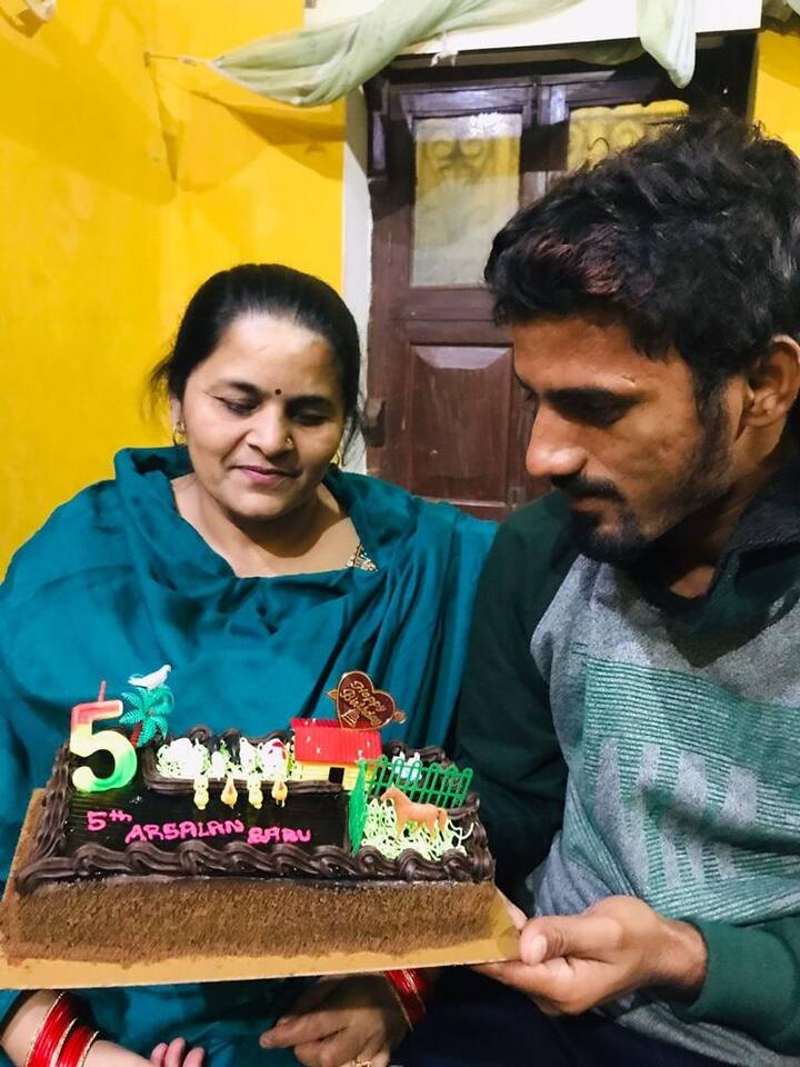 बता दें कि बीसीसीआई द्वारा आयोजित रणजी ट्रॉफी टूर्नामेंट में पूर्वी चम्पारण के खिलाड़ी सकिबुल का चयन किया गया है. सकिबुल किसान परिवार से आते हैं. वे मूल रूप से मोतिहारी विधानसभा के चंद्रहिया गांव के रहने वाले हैं. उनके पिता मनान गनी का जन वितरण दुकान था.