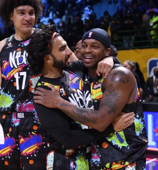 ਵੀਡੀਓ ਦੇਖ ਕੇ ਤੁਸੀਂ ਵੀ ਸਮਝ ਸਕਦੇ ਹੋ ਕਿ ਰਣਵੀਰ ਸਿੰਘ ਕਿੰਨੇ ਮਸ਼ਹੂਰ ਹਨ। ਪਿਛਲੇ ਹਫਤੇ, ਉਸਨੇ ਆਪਣੇ ਇੰਸਟਾਗ੍ਰਾਮ ਲਾਈਵ ਸੈਸ਼ਨ ਵਿੱਚ ਇਸ ਲੀਗ ਦਾ ਜ਼ਿਕਰ ਕੀਤਾ। ਅਦਾਕਾਰ ਨੇ ਦੱਸਿਆ ਸੀ ਕਿ ਉਹ ਅਤੇ ਉਸ ਦੇ ਦੋਸਤ ਐਨਬੀਏ ਲਈ ਕਲੀਵਲੈਂਡ ਰਵਾਨਾ ਹੋਣ ਜਾ ਰਹੇ ਹਨ।