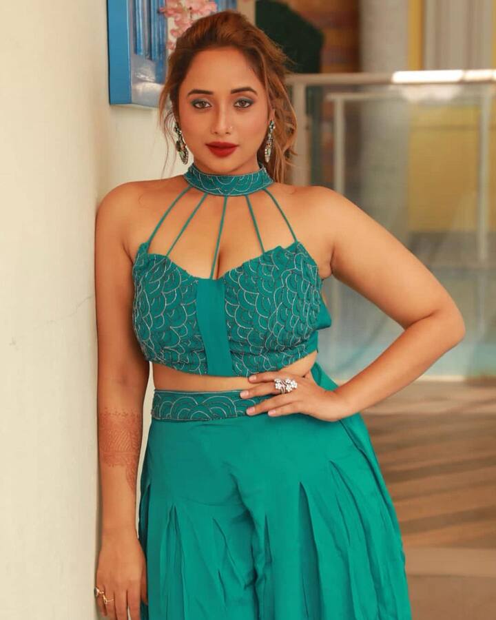 रानी चटर्जी लेटेस्ट फोटो में पाउडर ग्रीन को-ऑर्ड सेट पहने हुए नजर आ रही हैं. वहीं रेड लिप्सिटक रानी चटर्जी की खूबसूरती में और चार चांद लगा रही है.
