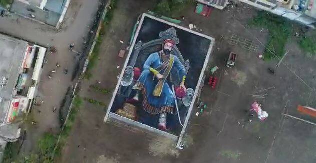 छत्रपती शिवाजी महाराज यांच्या 392 व्या जयंती निमित्त आज परभणीतील स्वराज्य आर्टस् च्या कलाकारांनी तब्बल 28 क्विंटल रांगोळी वापरून 72 तास अथक मेहनतीतून 14392 चौरस फुटांची रांगोळीची प्रतिकृती साकारून अनोखे अभिवादन केले आहे.