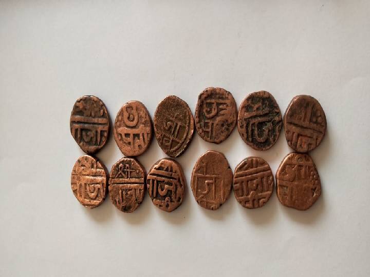 पण, ती नाणी जमवण्याची आवड जोपासलेले काही मोजकेच असतात. त्यापैकी एक म्हणजे राजा जाधव (Raja Jadhav). जाधव यांनी जीवनातील प्रवासात विभिन्न प्रकारची अनेक नाणी जमवली. त्यातूनच त्यांची नाण्यांपोटी गोडीही वाढत गेली आणि त्यांच्याकडे 'नाणींसंग्रह' तयार झाला. त्या नाण्यांतील विशेष बाब म्हणजे त्यांच्याकडे असलेली शिवकालीन 'शिवराई' ही नाणी.