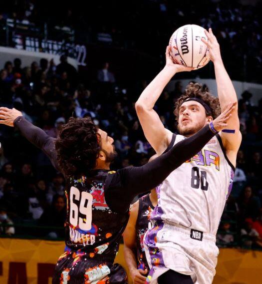 ਇਸ ਗੇਮ ਈਵੈਂਟ 'ਚ ਰਣਵੀਰ ਤੋਂ ਇਲਾਵਾ ਮਸ਼ੀਨ ਗਨ ਕੈਲੀ, ਮੈਟ ਜੇਮਸ, ਜਿੰਮੀ ਐਲਨ ਵਰਗੀਆਂ ਹੋਰ ਮਸ਼ਹੂਰ ਹਸਤੀਆਂ ਮੌਜੂਦ ਸਨ। ਇਵੈਂਟ ਦੀਆਂ ਕੁਝ ਵੀਡੀਓਜ਼ ਸਾਹਮਣੇ ਆਈਆਂ ਹਨ, ਜਿੱਥੇ ਈਵੈਂਟ ਦੇ ਐਂਕਰ ਰਣਵੀਰ ਦੀ ਲੋਕਪ੍ਰਿਅਤਾ ਦੀ ਤਾਰੀਫ ਕਰਦੇ ਸੁਣੇ ਜਾਂਦੇ ਹਨ।