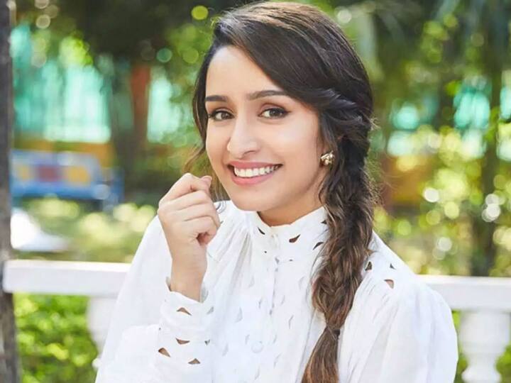 Shraddha Kapoor– स्त्री फिल्म में श्रद्धा कपूर ने राजकुमार राव के साथ स्क्रीन शेयर की थी. रिपोर्ट्स के मुताबिक श्रद्धा को राजकुमार से ज्यादा फीस मिली थी. वहीं सिर्फ स्त्री में ही नहीं बल्कि छिछोरे में भी सुशांत सिंह राजपूत से ज्यादा फीस श्रद्धा को मिली थी. (फोटो – सोशल मीडिया)
