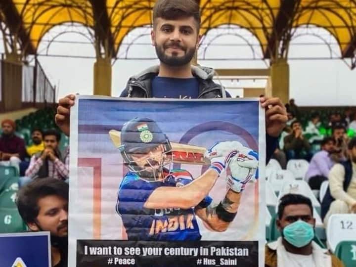 Virat Kohli Poster in Pakistan Super league fan wants to see virat century in Pakistan Pakistan Super League में लहराया विराट कोहली का पोस्टर, फैन ने की यह खास मांग