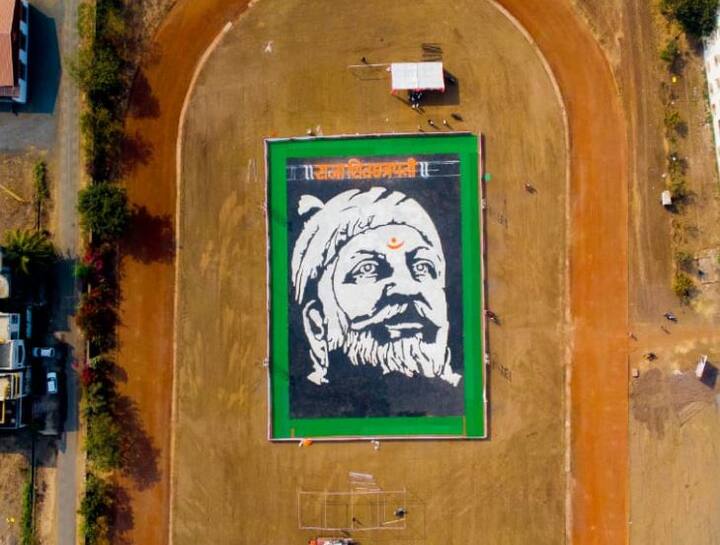 छत्रपती शिवाजी महाराजांच्या जयंतीनिमित्त बीडच्या गेवराई शहरामध्ये दगड आणि चून्यातून शिवाजी महाराजांची अतिशय रेखीव चित्ररेखा साकारण्यात आली आहे.