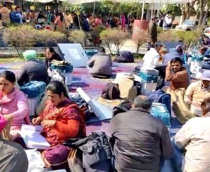 ਇਸ ਤੋਂ ਇਲਾਵਾ ਉਨ੍ਹਾਂ ਨੇ ਕਿਹਾ ਕਿ ਸੰਵੇਦਨਸ਼ੀਲ ਅਤੇ ਅਤਿ ਸੰਵੇਦਨਸ਼ੀਲ ਬੂਥਾਂ ਤੇ ਸੁਰੱਖਿਆ ਦੇ ਵੀ ਵਿਸ਼ੇਸ਼ ਪ੍ਰਬੰਧ ਕੀਤੇ ਗਏ ਹਨ।