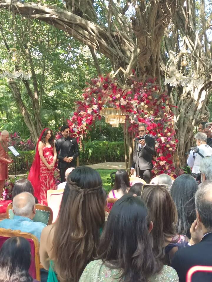 The bride and the groom looked adorable in their wedding ensembles. Shibani looked gorgeous in a red gown while Farhan looked a complete dapper in a black suit.