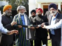 Afghanistan से लौटे हिंदू-सिख समुदाय के लोगों ने PM Modi से की मुलाकात, सामने आईं तस्वीरें