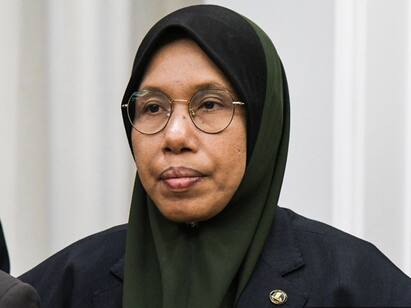 Malaysian Female Minister Asks Husbands To Gently Beat Wives Sparks Outrage Watch Video: ”பிடிவாதம் பிடிக்கும்  மனைவியை மெதுவாக அடிங்க..” : அமைச்சரின் சர்ச்சை பேச்சு..