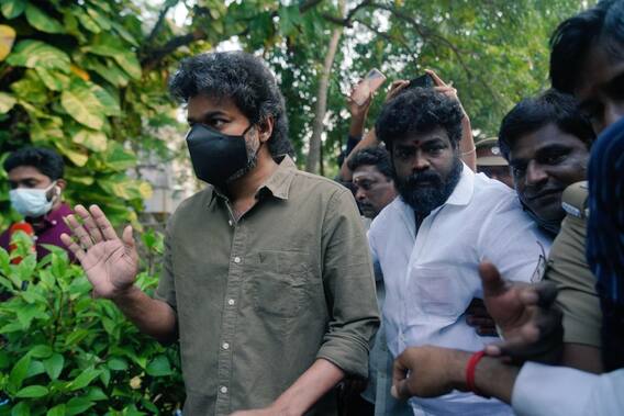 Vijay at Polling booth: விறு விறுவென வந்த விஜய்... பர பரவென வாக்களித்த காட்சிகள் Vijay at Polling booth: விறு விறுவென வந்த விஜய்... பர பரவென வாக்களித்த காட்சிகள்