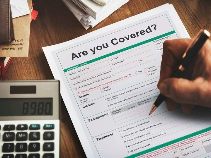टर्म इंश्योरेंस (Term Insurance)-टर्म इंश्योरेंस एक तकरह का लाइफ इंश्योरेंस का ही पार्ट है जिसमें हर साल पैसे देने पर आपको एक तम सीमा के अंदर कवर देता है. अगर तय सीमा में व्यक्ति की मृत्यु हो जाती है तो उसके परिवार या नॉमिनी को एकसाथ कवर के पैसे मिल जाते हैं.
