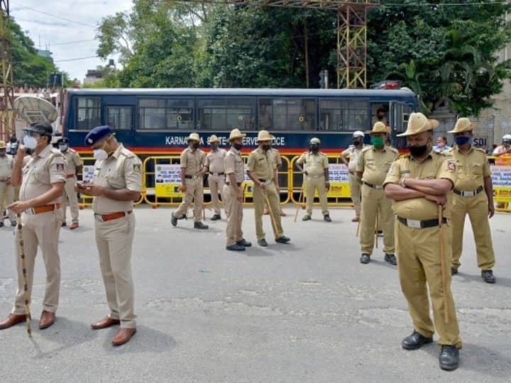 Hijab Row: Student Stopped From Entering Karnataka College For Donning Tilak On Head. Asked To Remove It Hijab Row: Student Stopped From Entering Karnataka College For Donning Tilak On Head. Asked To Remove It