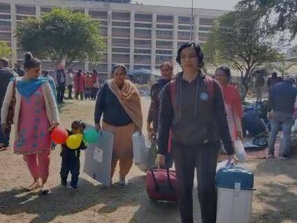 ਲਗਪਗ ਸਾਰੇ ਪੋਲਿੰਗ ਟੀਮਾਂ ਦੀ ਟਰੇਨਿੰਗ ਹੋ ਚੁੱਕੀ ਹੈ। ਬੱਸਾਂ ਰਾਂਹੀ ਪੋਲਿੰਗ ਟੀਮਾਂ ਨੂੰ ਰਵਾਨਾ ਕੀਤਾ ਜਾਏਗਾ। ਕੱਲ੍ਹ ਵੋਟਿੰਗ ਸਵੇਰ 8 ਵਜੇ ਤੋਂ ਸ਼ਾਮ 6 ਵਜੇ ਤਕ ਹੋਵੇਗੀ