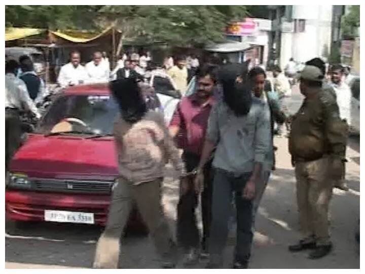 Jabalpur Madhya Pradesh Ahmedabad bomb blast case Mohammad Ali Ansari was arrested by Gujarat Police ANN Ahmedabad Bomb Blast: सिमी के खजांची को जबलपुर से क्यों गिरफ्तार करके ले गई थी Gujarat पुलिस, इस वजह से फैली थी सनसनी
