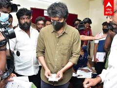 TN Urban Local Body Election 2022 : கருப்பு மாஸ்க்.. சிவப்பு கார்.. வாக்களித்த நடிகர் விஜய்!