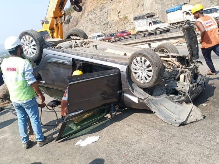 two people died in accident on pune mumbai highway at raigad Raigad News Update : मुंबई-पुणे राष्ट्रीय महामार्गावर विचित्र अपघात, भरधाव कंटेनरची चार कारला धडक, दोघांचा मृत्यू 