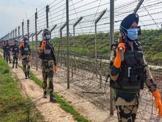 BSF rescues Bangladeshi girl who crossed border to escape father’s thrashing வங்காளதேசம் டூ இந்தியா! நடந்தே எல்லையைக் கடந்த சிறுமி! காரணத்தைக் கேட்டு ஷாக் ஆன பாதுகாப்புப் படை!