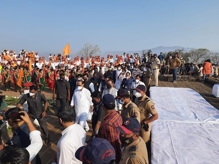 यावेळी मोठा पोलिस बंदोबस्त देखील लावण्यात आला आहे.