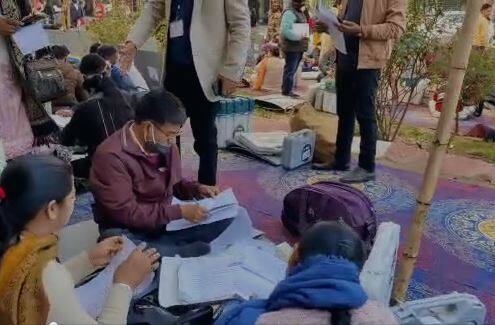 ਪੰਜਾਬ 'ਚ ਹੋਣ ਵਾਲੀਆਂ ਚੋਣਾਂ ਨੂੰ ਲੈ ਕੇ ਪ੍ਰਸ਼ਾਸਨ ਵੱਲੋਂ ਅੱਜ ਤਿਆਰੀਆਂ ਜ਼ੋਰਾਂ 'ਤੇ ਚਲ ਰਹੀਆਂ ਹਨ ।  ਪੋਲਿੰਗ ਸਬੰਧੀ ਪੋਲਿੰਗ ਪਾਰਟੀਆ ਨੂੰ ਰਿਟਰਨਿੰਗ ਅਫਸਰ ਚਰਨਜੀਤ ਸਿੰਘ ਵਲੋਂ ਜਾਣਕਾਰੀ ਦਿਤੀ ਗਈ ਅਤੇ ਉਨ੍ਹਾਂ ਨੂੰ ਪੋਲਿੰਗ ਸਬੰਧੀ ਟਰੇਨਿੰਗ ਦਿੱਤੀ ।