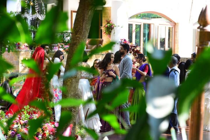 ফারহান আখতার ও শিবানী ডান্ডেকরের বিয়ের বেশ কিছু ছবি প্রকাশ্যে এসেছে। যেখানে কনের সাজে শিবানী ডান্ডেকরকে গাঢ় লাল রঙের লেহেঙ্গায় সেজে উঠতে দেখা গিয়েছে। অন্যদিকে ফারহানের পরণে কালো পোশাক।
