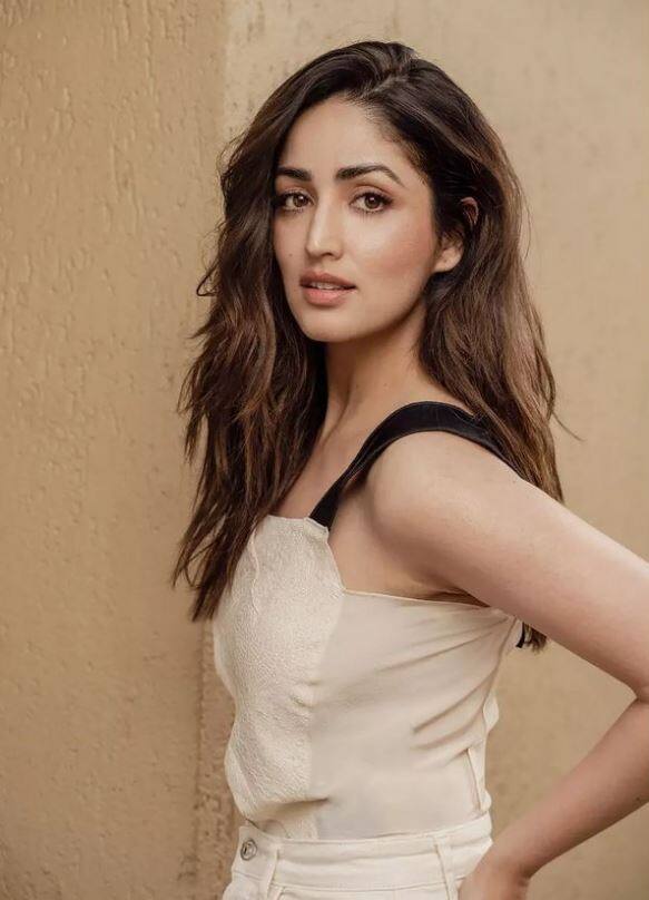 તસવીરોમાં યામી અલગ-અલગ પોઝ આપતી જોવા મળી રહી છે.