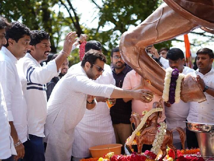 Shiv Jayanti 2022 : खासदार अमोल कोल्हेंनी बंगळुरूमधील शिवाजी महाराजांच्या 'त्या' पुतळ्यास केला दुग्धभिषेक Chhatrapati Shivaji Maharaj Jayanti 2022 Amol Kolhe bangalore chatrapati shivaji maharaj statue milk anointing Shiv Jayanti 2022 : खासदार अमोल कोल्हेंनी बंगळुरूमधील शिवाजी महाराजांच्या 'त्या' पुतळ्यास केला दुग्धभिषेक