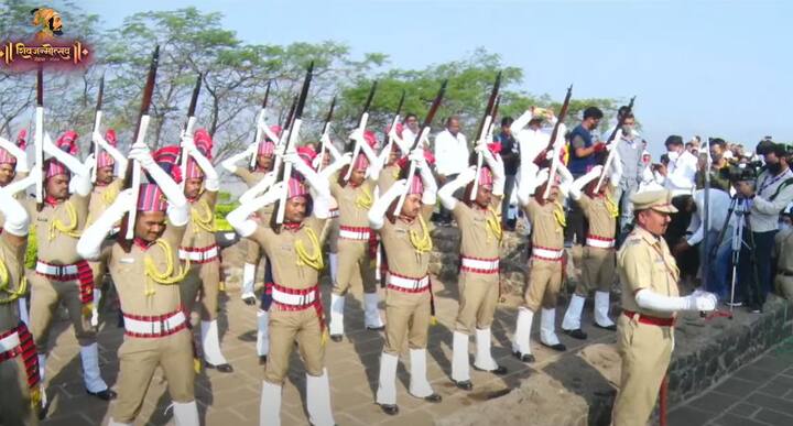 ठिकठिकाणी शिवरायांना वंदन केलं जात आहे.