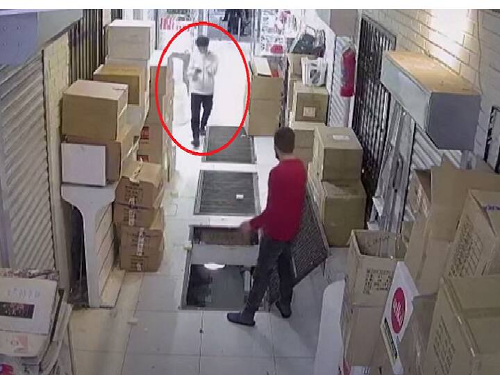 Watch: Man Distracted By Phone Falls Into Deep Pit, Saved Miraculously உங்க கையில செல்போன் இருக்கா? இனி கவனம்! கொஞ்சம் அசந்தா உயிரே போயிருக்கும்!! இதப்பாருங்க!!