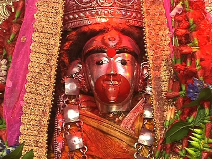 কিংবদন্তী বলে, সমুদ্রমন্থনের সময়, বিষপান করে নীলকণ্ঠ হয়েছিলেন মহাদেব ৷ তাঁকে স্তন্যপান করিয়ে বিষমুক্ত করেছিলেন তারা ৷ তারাপীঠের তারা মা উগ্রতারা রূপেই পূজিত হন৷