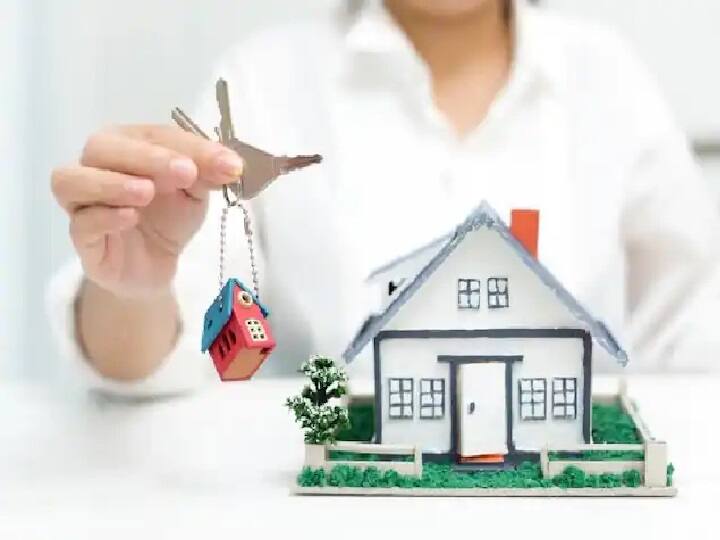 होम इंश्योरेन्स (Home Insurance)- बीमा धारक घर खरीदते समय इस इंश्योरेंस को ले सकते हैं. होम लोन लेने के बाद लोन चुकाने से पहले बीमाधारक की मृत्यु हो जाए तो बचे लोन के पैसे इंश्योरेंस कंपनी चुकाती है.