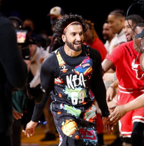 ਬਾਲੀਵੁੱਡ ਸਟਾਰ ਰਣਵੀਰ ਸਿੰਘ ਵਿਦੇਸ਼ਾਂ 'ਚ ਵੀ ਕਾਫੀ ਮਸ਼ਹੂਰ ਹਨ। ਇਸ ਦਾ ਸਬੂਤ ਹਾਲ ਹੀ 'ਚ NBA ਆਲ ਸਟਾਰ ਗੇਮ 'ਚ ਦੇਖਣ ਨੂੰ ਮਿਲਿਆ। ਰਣਵੀਰ ਸਿੰਘ ਕਲੀਵਲੈਂਡ, ਓਹੀਓ ਵਿੱਚ ਆਯੋਜਿਤ ਇੱਕ ਪੇਸ਼ੇਵਰ ਬਾਸਕਟਬਾਲ ਲੀਗ NBA ਵਿੱਚ ਸ਼ਾਮਲ ਹੋਣ ਲਈ ਪਹੁੰਚੇ ਸਨ।