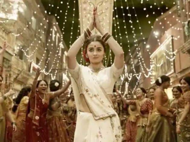 ਆਲੀਆ ਭੱਟ- ਆਲੀਆ ਭੱਟ ਸੰਜੇ ਲੀਲਾ ਭੰਸਾਲੀ ਦੀ ਫਿਲਮ ਗੰਗੂਬਾਈ ਕਾਠੀਆਵਾੜੀ ਵਿੱਚ ਮੁੱਖ ਭੂਮਿਕਾ ਵਿੱਚ ਨਜ਼ਰ ਆਵੇਗੀ। ਇਸ ਫਿਲਮ ਰਾਹੀਂ ਆਲੀਆ ਪਹਿਲੀ ਵਾਰ ਲੇਡੀ ਡਾਨ ਦੀ ਭੂਮਿਕਾ ਵਿੱਚ ਨਜ਼ਰ ਆਵੇਗੀ।