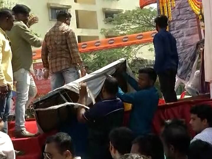 Raj Thackeray's tage collapsed in goregaon mumbai during raj Thackeray program Raj Thackeray : मुंबईत मनसेच्या कार्यक्रमादरम्यान स्टेज कोसळला, राज ठाकरे सुरक्षित