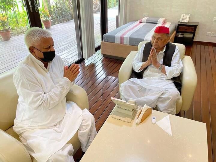 लालू प्रसाद और मुलायम सिंह यादव अलग-अलग दलों के बड़े नेता हैं. दोनों आपस में समधी हैं. लालू की बेटी राजलक्ष्मी की शादी मुलायम के पोते तेजप्रताप सिंह यादव से हुई है.